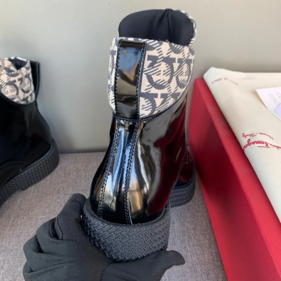 [Ferragamo] Top P: 1000💰 Number of yards: 39~44 (38.45 custom-made, non-returnable) Ferragamo winter series, original 1:1 development, casual men's short boots. Made with heavy investment, shoes and boots are made of imported cowhide + imported Ferragamo special fabric. Black cowhide lining that is not easily deformed. Wear-resistant rubber outsole, black cowhide, black open edge beads, black frosted, brown suede. Factory craftsmanship, perfect products are only prepared for you who know taste! Any comparison is welcome!